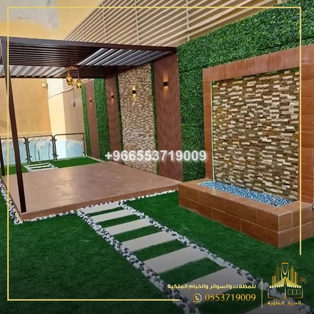 برجولات جدة حدائق منزليّة خضراء مع برجولة مودرن وتنسيق أنيق.